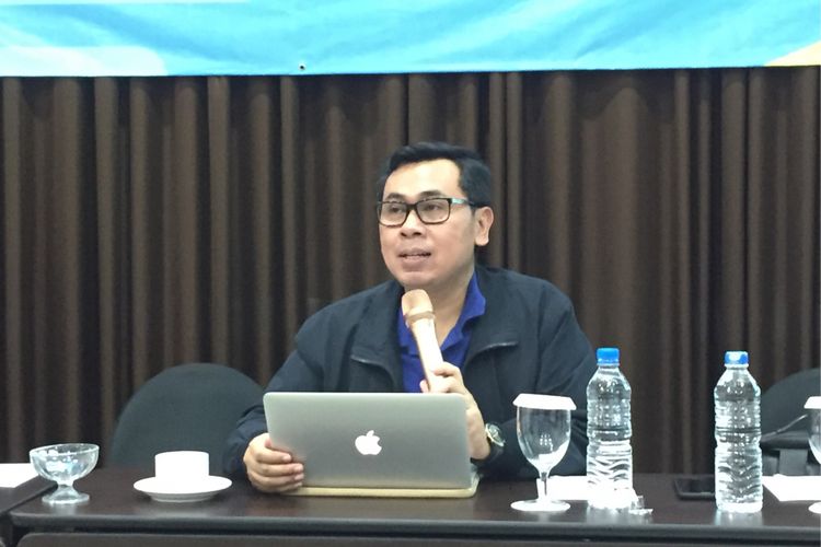 Direktur Eksekutif Center for Indonesia Taxation Analysis (CITA) Yustinus Prastowo saat jadi pembicara di acara Media Gathering Direktorat Jenderal Pajak Kementerian Keuangan di Manado, Sulawesi Utara, Kamis (23/11/2017).
