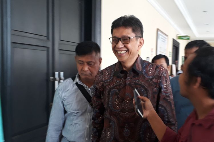 Mantan wali kota Batu Eddy Rumpoko usai sidang perdana di pengadilan Tipikor Surabaya