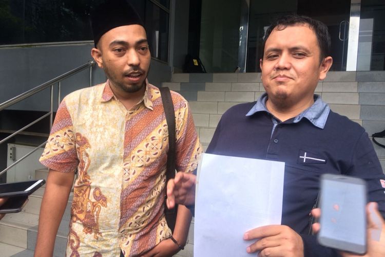 Ketua Bidang Hukum dan Advokasi Cyber Indonesia Aulia Fahmi usai melaporkan Amien Rais ke Polda Metro Jaya, Minggu (15/4/2018).