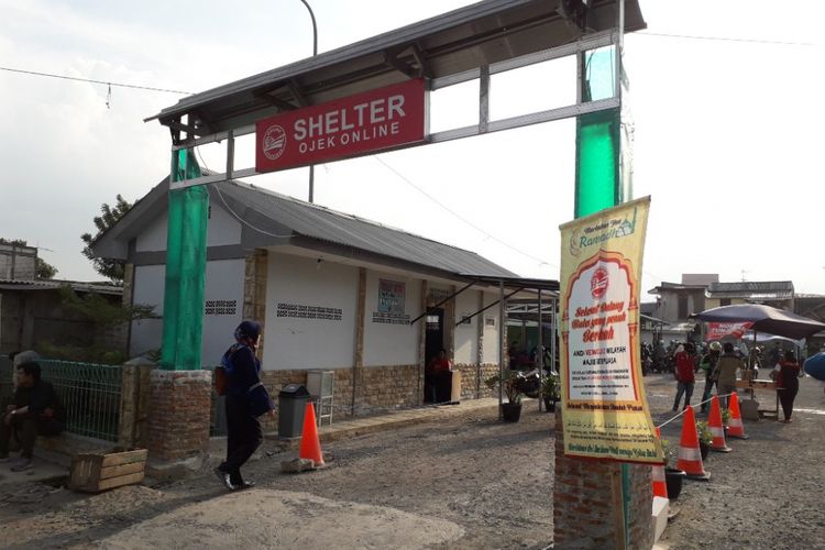 Tampak depan Shelter Ojek Online di Stasiun Depok Baru, Selasa (22/5/2018).