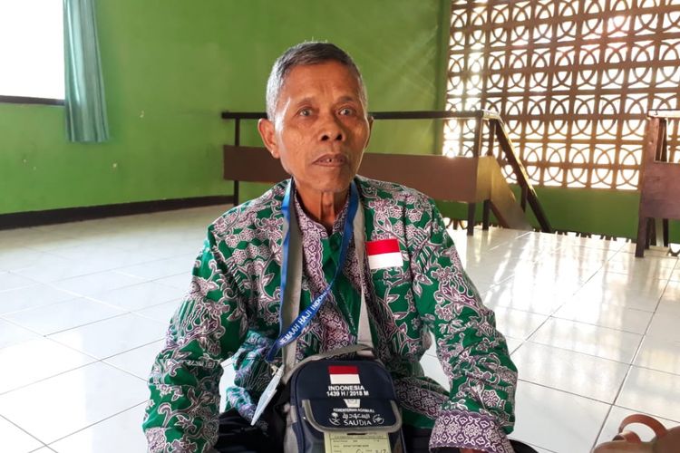 Supaat, jamaah calon haji 2018 asal Kabupaten Mojokerto, Jawa Timur. Supaat adalah petugas makam yang bisa berangkat haji berkat kegigihannya. 