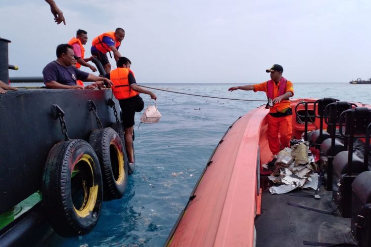 Tim Basarnas terus melakukan pencarian dan evakuasi korban Pesawat Lion Air JT-160 rute Jakarta-Pangkal Pinang yang jatuh di perairan Tanjung Karawang, Jawa Barat, Senin (29/10/2018) pagi. Sejumlah benda yang ditemukan di perairan Teluk Karawang antara lain puing-puing badan kapal, potongan tubuh korban hinga unit ponsel. 