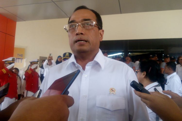 Menteri Perhubungan (Menhub) Budi Karya Sumadi mengunjungi Sekolah Tinggi Penerbangan Indonesia (STPI) di Curug, Kabupaten Tangerang, Minggu (18/11/2018). 