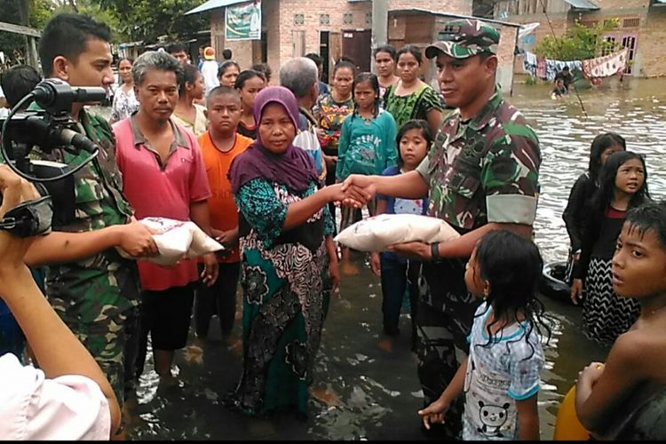 Sejumlah warga Dusun III Desa Pulau Rambai, Kecamatan Kampa, Kabupaten Kampar, Riau, menerima bantuan secara pribadi dari Dandim 0313/Kampar Letkol Inf Aidil Amin (kiri), Selasa (11/12/2108). Warga juga berharap mendapat bantuan dari Pemerintah Kabupaten Kampar 