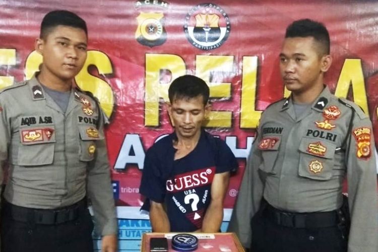 Polisi memperlihatkan ZA tersangka dalam kasus sabu-sabu yang saat ditangkap mengigit puting susu polisi di Mapolres Aceh Utara, Jumat (10/5/2019)