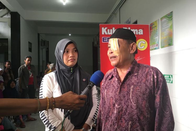 Sukarim (71) usai menjalani operasi gratis katarak yang digelar di Rumah Sakit Graha Husada, Jepara, Jawa Tengah, Sabtu (30/3/2019) lalu.