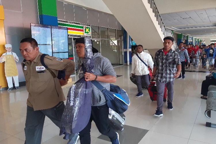 Delapan ABK KM Aleluya saat tiba di Bandar Udara Sam Ratulangi, Manado, Minggu (8/9/2019) pukul 12.08 Wita. Para ABK didampingi pihak Kemenlu RI.