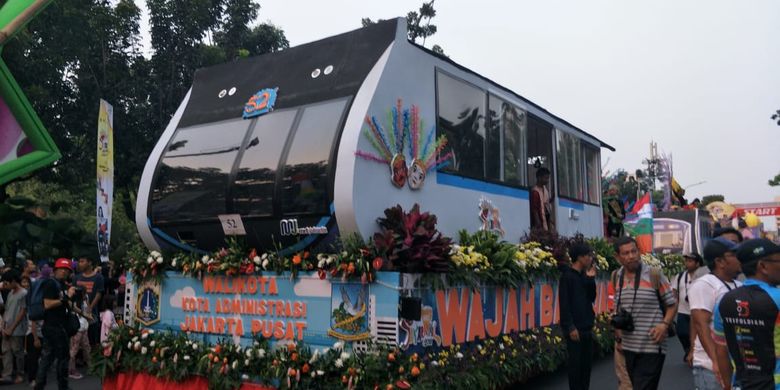 Mobil hias menyerupai kereta MRT Jakarta dalam parade Jakarnaval 2019 di depan Balai Kota DKI Jakarta, Minggu (30/6/2019). Sejumlah seniman bermain musik gambang kromong di dalam kereta MRT Jakarta itu.