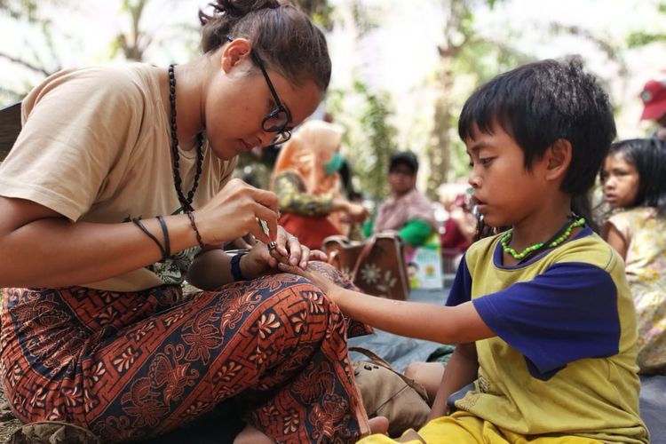 Yohana sedang beraktivitas bersama anak-anak rimba, Jambi.