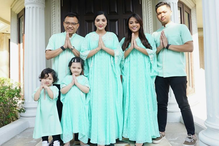 Artis musik Anang Hermansyah bersama Ashanty Siddik, Azriel, Aurelie, Arsy dan Arsya di kediaman mereka di kawasan Cinere, Depok, Jawa Barat, Rabu (5/6/2019).