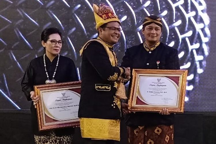Kepala Lembaga Aparatur Negara Republik Indonesia (LAN RI) Adi Suryanto memberikan penghargaan kepada BPSDM Jateng, di Kantor LAN RI, Selasa (6/7/2019).

