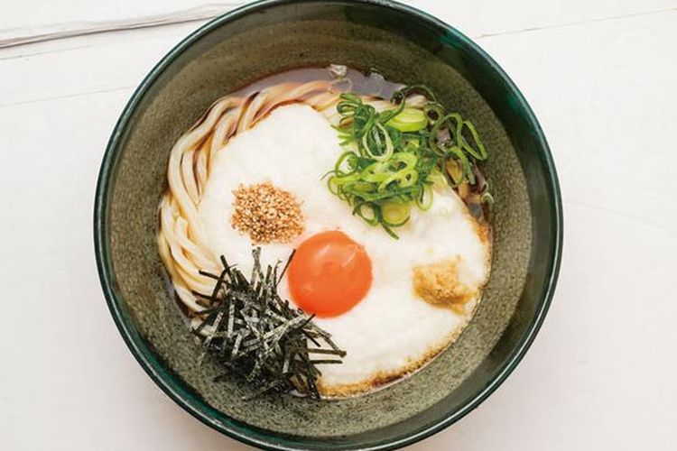 Yamakake Udon memiliki basis sup yang kaya. Ubi dan telur menempel pada mie saat dimakan.