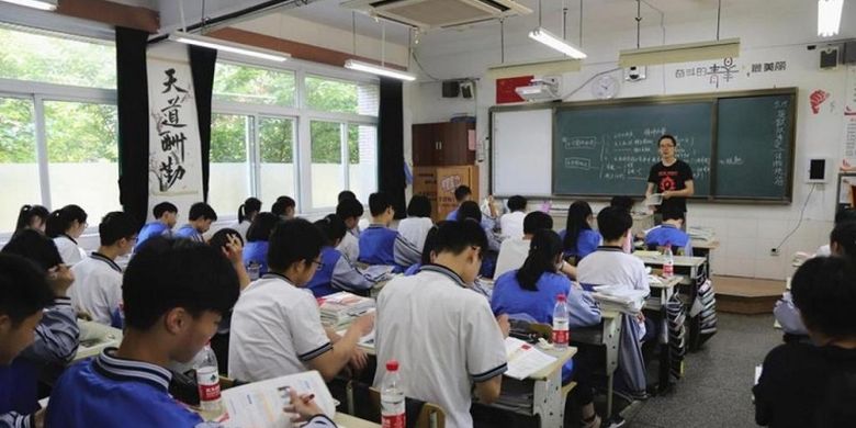 Salah satu kelas sekolah yang ada di Hangzhou, China, ini memasang kamera yang bertujuan untuk mengawasi siswanya yang malas belajar.