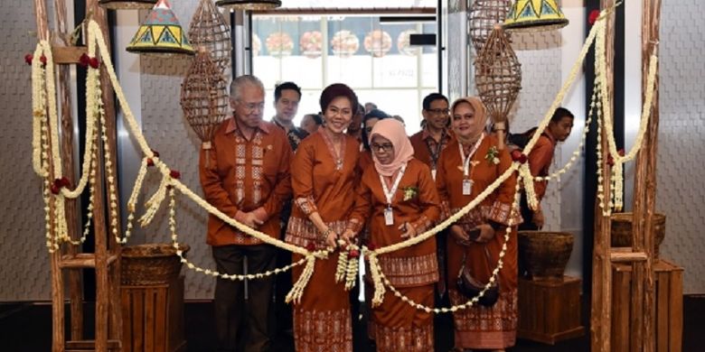 Menteri Perdagangan (Mendag) Enggartiasto Lukita (paling kanan) pada pembukaan Pameran Pangan Nusa di Aula 1 ICE, Indonesia Convention Exhibition (ICE), Tangerang, Banten, Rabu (24/10/2018). 