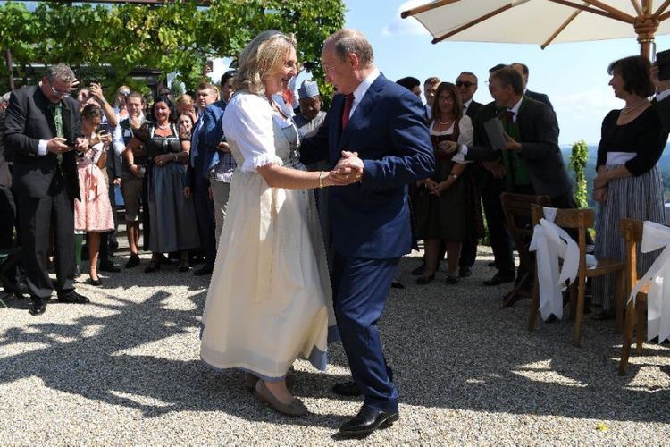 Presiden Rusia Vladimir Putin berdansa dengan Menteri Luar Negeri Austria Karin Kneissl di acara pernikahannya dengan pengusaha Wolfgang Meilinger di desa Gamlitz yang indah di Austria (AFP /Roland Schlager)