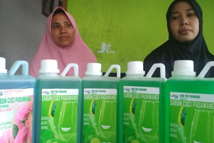 Eli (kiri) dan Eva pendamping PKH Desa Padahurip bersama sabun cuci produksi rumahan yang dipesan Jokowi, Minggu (20/1/2019). 