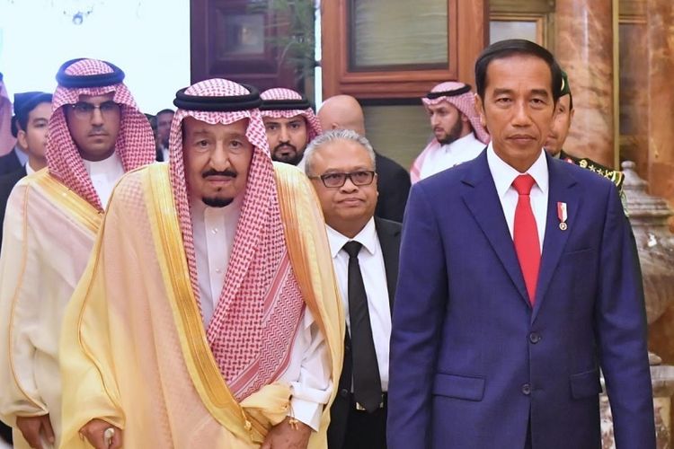 Raja Salman dan Presiden Joko Widodo berjalan beriringan di istana pribadi raja, Al-Qasr Al-Khas, Riyadh, Arab Saudi, Minggu (14/4/2019). (Biro Pers Sekretariat Presiden)
