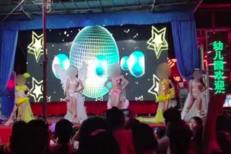 Inilah potongan video yang memperlihatkan bocah-bocah berpakaian bikini ketika tampil dalam acara sebuah TK di China.