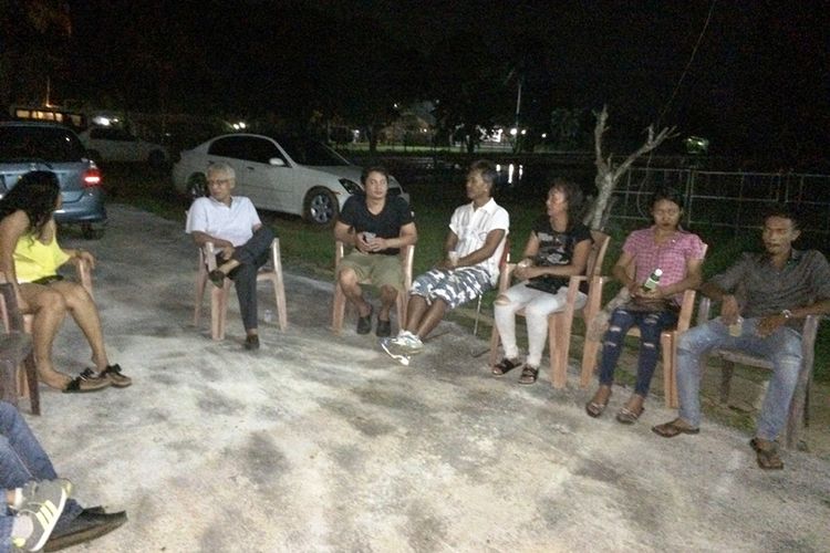 Staf KBRI di Suriname tengah berbincang santai dengan para ABK asal Indonesia di barak mereka di kota Paramaribo.