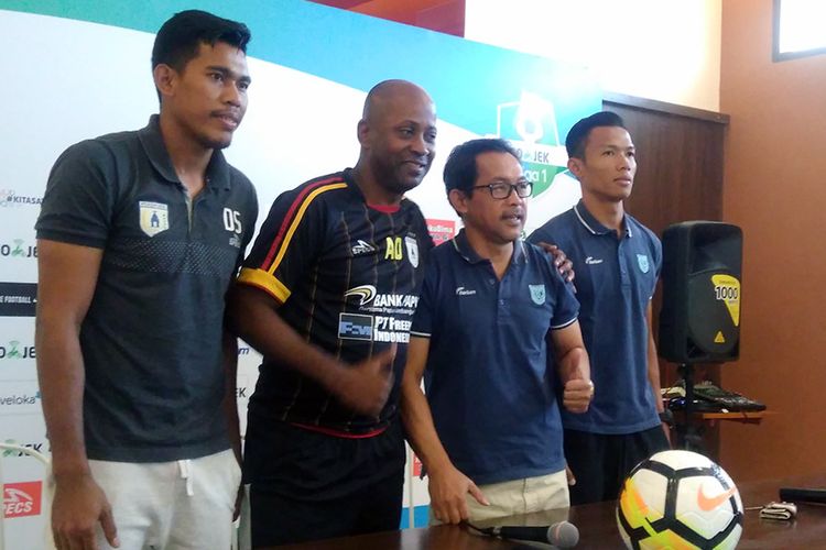 Perwakilan pemain dan pelatih Persela Lamongan serta Persipura Jayapura saat foto bersama, 28 Juli 2018.