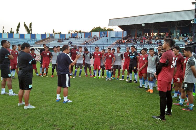 Aji Santoso dan tim pelatih Persela Lamongan, saat memberikan arahan kepada para pemain di akhir agenda seleksi, Rabu (9/1/2019).