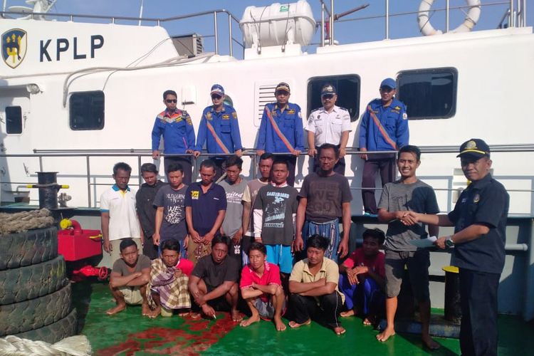 Para nelayan berfoto bersama petugas KSOP, sebelum dipulangkan menuju Lamongan.