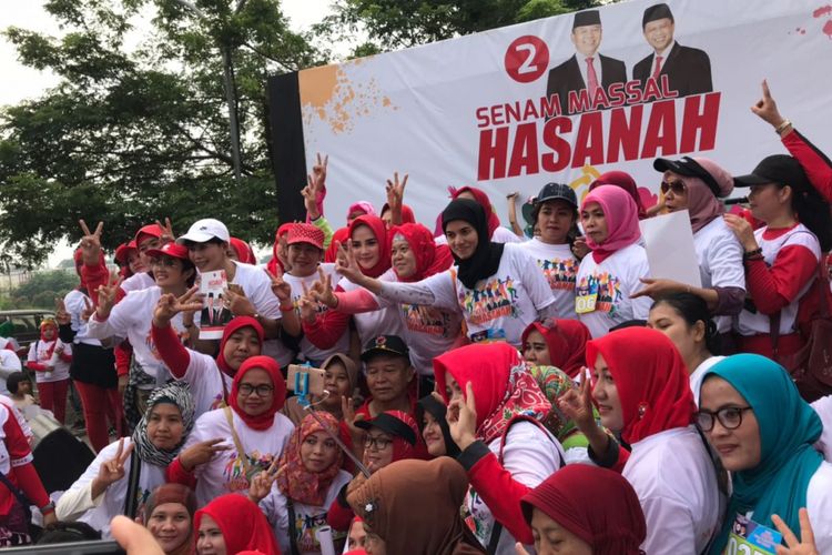 Tidak kurang dari 5.000 orang perempuan warga Bekasi mengikuti Senam Hasanah di area Posko Pemenangan Hasanah di Bekasi Town Square (Betos), Bekasi Timur, Minggu (18/3/2018).