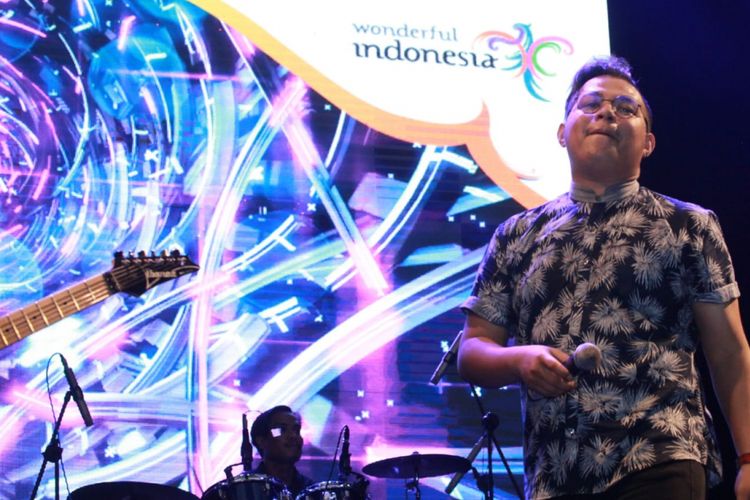 Juara 1 The Voice Indonesia 2017 Mario Gerardus Klau, saat tampil menghibur ribuan warga dan wisatawan di Lapangan Betun, Kabupaten Malaka, Nusa Tenggara Timur (NTT), Sabtu (25/8/2018).