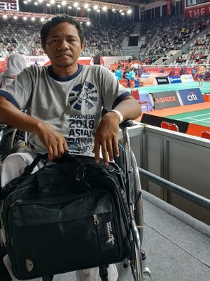 Risal Anssor, seorang pengunjung penyandang disabilitas yang rela datang dari Ternate ke Jakarta untuk mendukung langsung atlet Indonesia di ajang Asian Para Games 2018. 