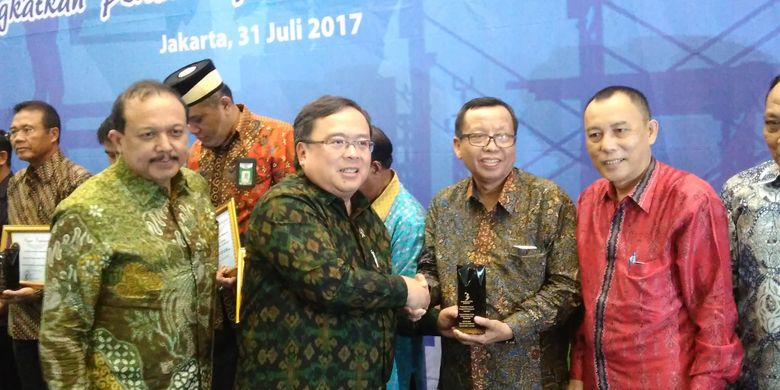 Menteri Perencanaan Pembangunan Nasional atau Kepala Bappenas Bambang PS Brodjonegoro bersama Sekretaris Kementerian Koperasi dan Usaha Kecil Menengah (UKM), Agus Murrahman, memberikan penghargaan kepada 11 koperasi di Kantor Bappenas, Jakarta, Senin (31/7/2017).