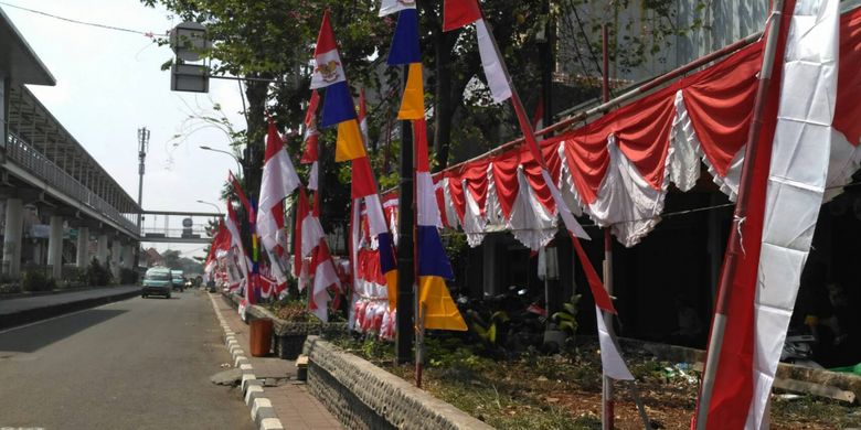 Penjual musiman atribut kemerdekaan di sepanjang Jalan Bekasi Barat, Pasar Jatinegara, Jakarta Timur. Senin (7/8/2017).