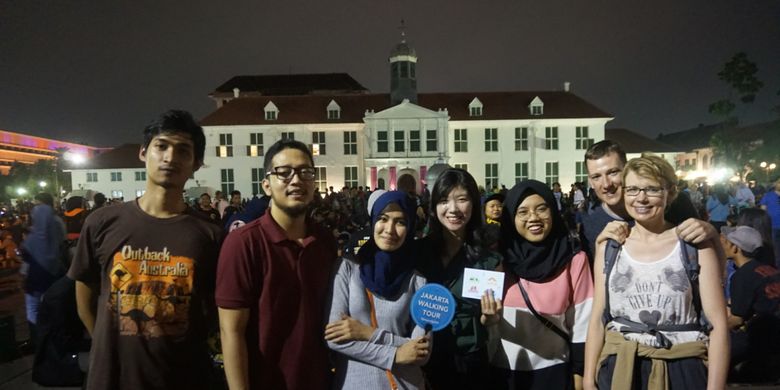 Para peserta night walking tour di Kota Tua, Jakarta.