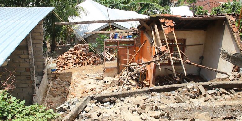 Longsor yang terjadi di Dusun Tato Timur, Desa Sandik, Kecamatan Batu Layar, Lombok Barat  menyebabkan 3 rumah rusak, tidak ada korban jiwa dalam peristiwa itu.
