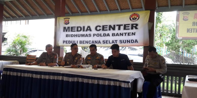 Konferensi pers perkembangan terkini Tsunami Selat Sunda di Media Center Posko Bencana Polda Banten, Senin (24/12/2018). 