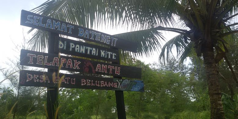 Plang nama Pantai Tapak Hantu Desa Batu Belubang, Bangka Tengah, Kepulauan Bangka Belitung.