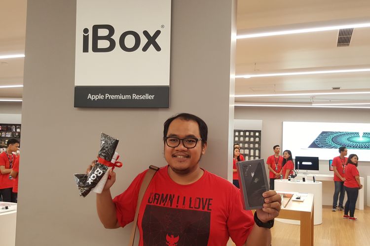 Hari (50) menjadi pembeli perdana iPhone X di gerai iBox Central Park Jakarta, Jumat (22/12/2017).