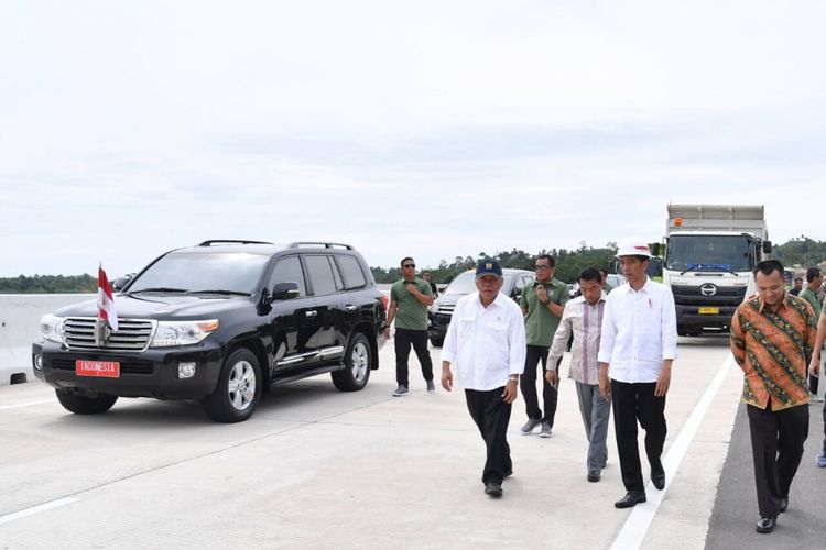 Presiden Jokowi saat meresmikan tol Bakauheni-Terbanggi Besar di Bakauheni, Lampung Selatan, Minggu (21/1/2018).