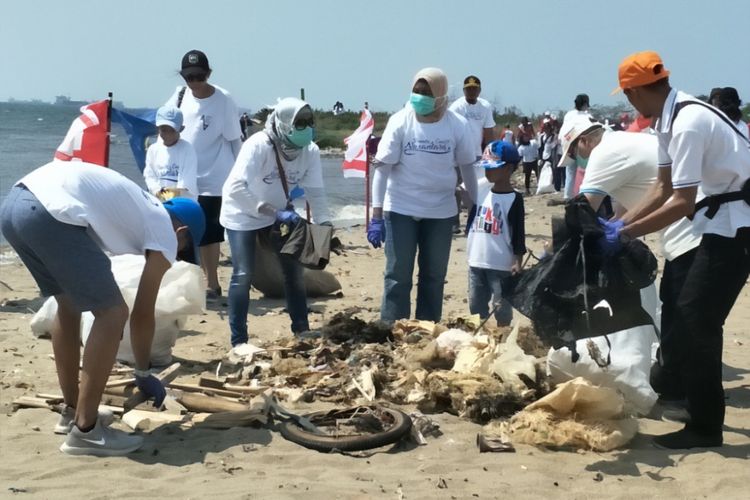 Para peserta Menghadap ke Laut membersihkat pantai di timur Ancol, Jakarta Utara, Minggu (19/8/2018).