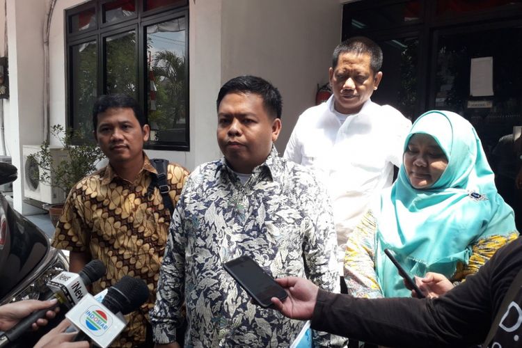 Komisioner Komisi Pemilihan Umum DKI Jakarta Nurdin memberikan keterangan kepada wartawan di Kantor Bawaslu DKI Jakarta, Senin (20/8/2018).