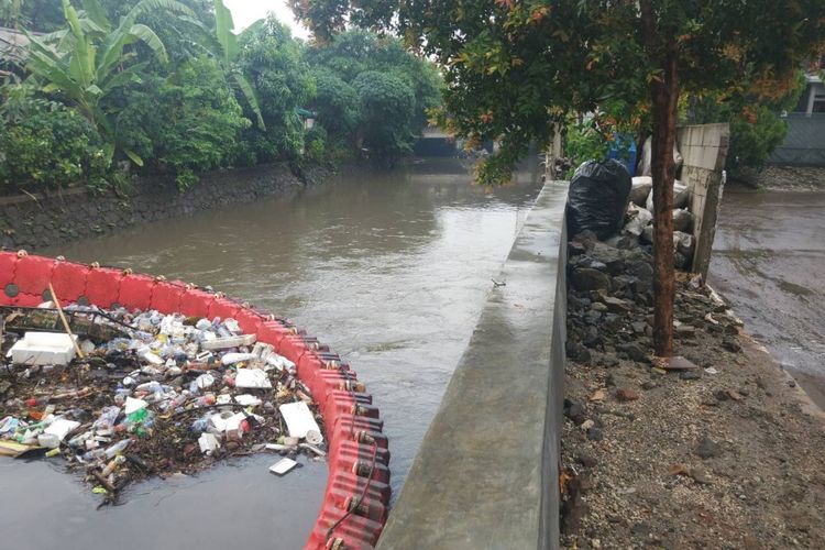 Tumpukan sampah di Sungai Pesanggrahan setelah hujan deras melanda wilayah Bintaro (28/11/2018).