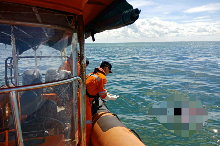 Petugas Tim Basarnas melakukan evakuasi terhadap mayat yang ditemukan mengapung di Perairan Selat Malaka