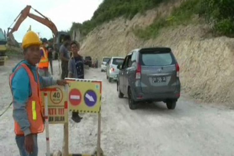 Jelang Natal dan Tahun Baru, perbaikan sejumlah titik jalan rusak di jalur Trans Sulawesi terus dikebut 24 jam agar bisa rampung tepat waktu.