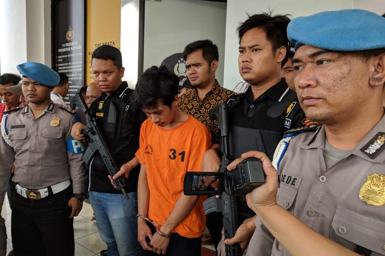 Adi Saputra ditetapkan sebagai tersangka oleh kepolisian dengan tuduhan melakukan penadahan pada Jumat (8/2/2019) di Mapolres Metro Tangerang Selatan (KOMPAS.com/ JIMMY RAMADHAN AZHARI)