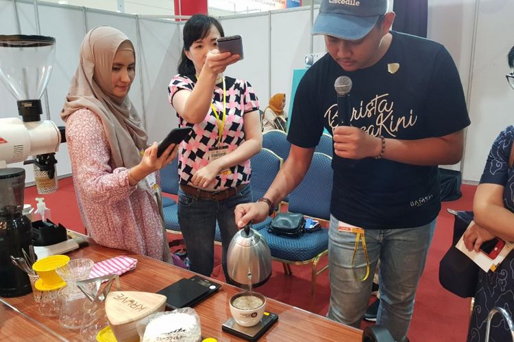 Pendiri komunitas Indonesia Latte Art Artist (ILAA) Ardian Maulana memberikan tips agar kopi yang diseduh di rumah juga tak kalah nikmat saat workshop Good Coffee at Home di JCC, Jakarta, Jumat (8/9/2017).