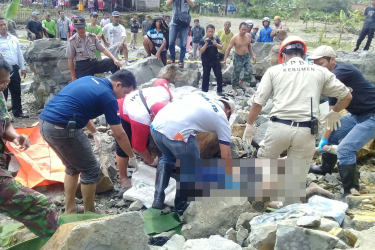 Petugas dari Polres Kebumen dan BPBD Kebumen mengevakuasi jasad Ahmad fauzan (35), seorang penambang yang tewas tertimpa longsoran tebing batu tebing batu andesit di Dukuh Era, Desa Karangkembang, Kecamatan Alian, Kebumen, Jawa Tengah, Senin (20/11/2017).