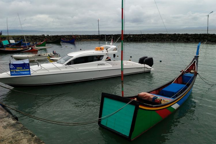 Perahu-perahu nelayan ditambatkan di dermaga Teluk Keunekai, Kota Sabang, Nangroe Aceh Darussalam, Sabtu (2/12/2017). Selama cuaca buruk, nelayan Sabang tidak melaut. Rencananya, pemerintah akan membangun keramba jaring apung offshore di perairan Sabang.