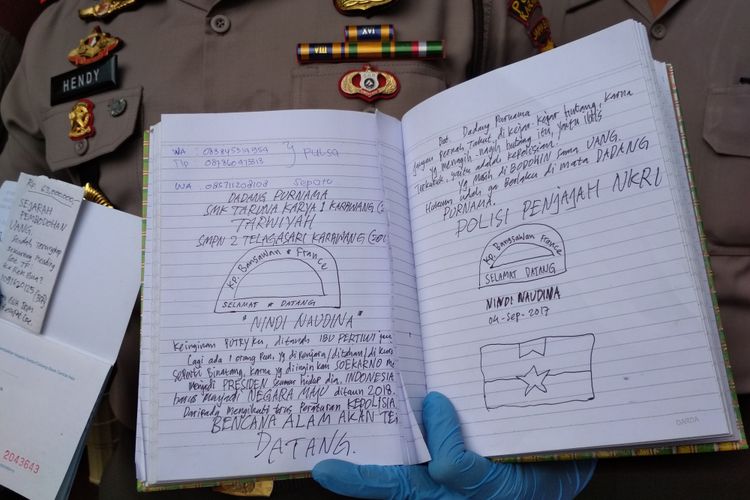Tulisan dalam buku catatan yang identik dengan tulisan ancaman bom menjadi bahan polisi untuk mendalami teror bom di Kelenteng Kwan Tee Koen.