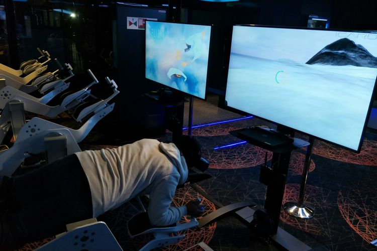 Suasana tempat bermain game virtual reality di Kapal Pesiar World Dream