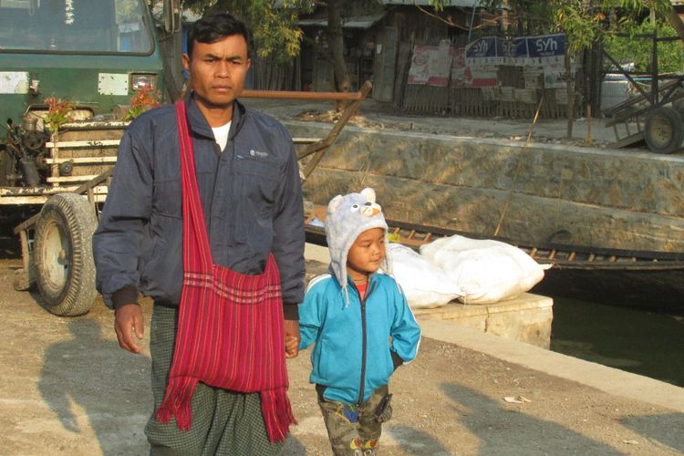 Masyarakat di Kota Inle, Myanmar beraktivitas di pagi hari.