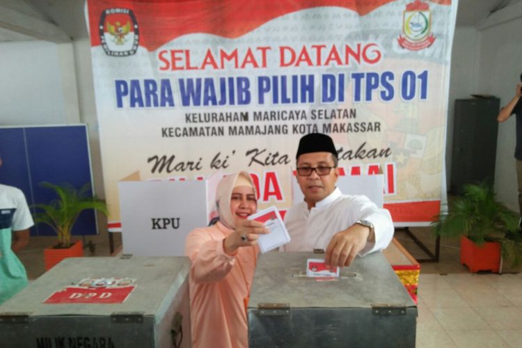 Walikota Makassar,  Mohammad Ramdhan Pomanto bersama istrinya menyalurkan hak pilihnya di TPS dekat rumahnya di Jl Amirullah,  Makassar,  Rabu (27/6/2018).